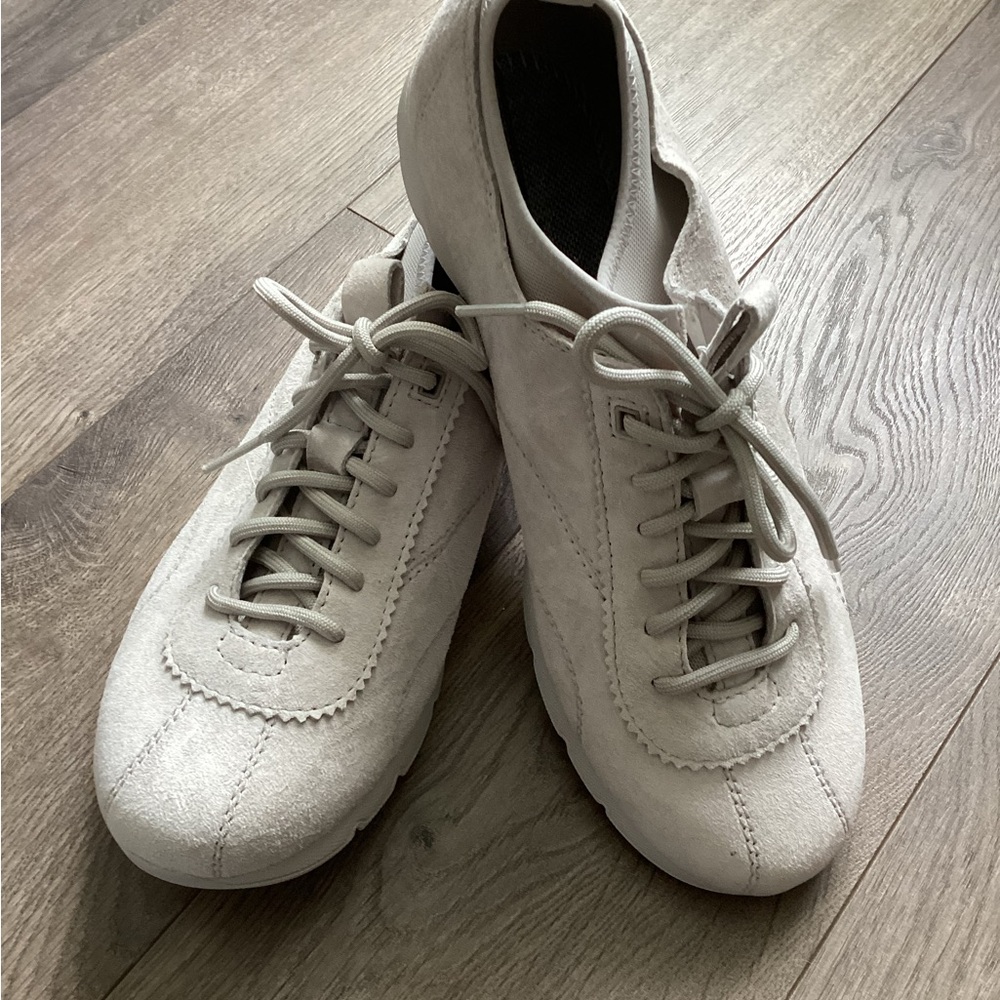 Dansko women’s size 40 equal to size 9.5